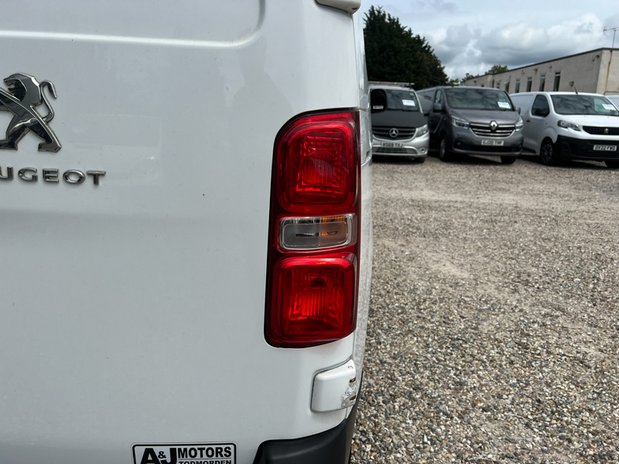 Peugeot Expert MWB L2H1 Professional 2700 Air Con Sensors Tow Bar EURO 6 NO VAT 25
