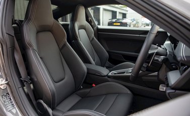 Porsche 911 Carrera 4S (992) 12