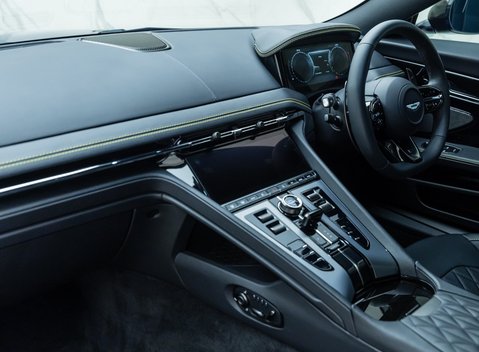 Aston Martin DB12 V8 18