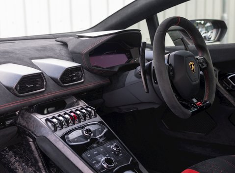 Lamborghini Huracan LP640-4 Performante 15