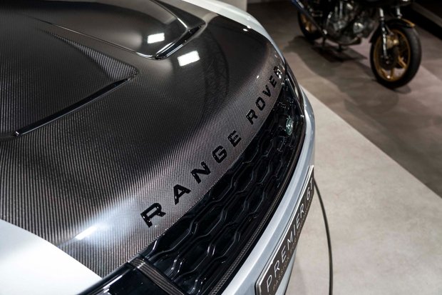 Land Rover Range Rover Sport SVR CARBON EDITION. DEPLOYABLE SIDE STEPS. MATRIX LEDs. CARBON FIBRE ENGINE BAY 2