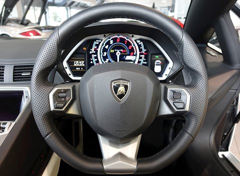 Lamborghini Aventador LP 700-4 Roadster 16