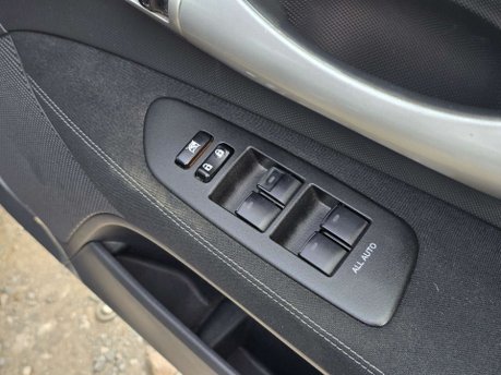 Toyota Auris 1.8 VVT-h T Spirit Hatchback 5dr Petrol Hybrid CVT Euro 5 (s/s) (136 ps) 21