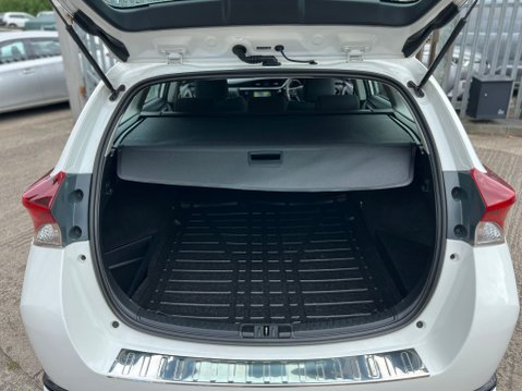 Toyota Auris VVT-I ICON TECH TOURING SPORTS 25