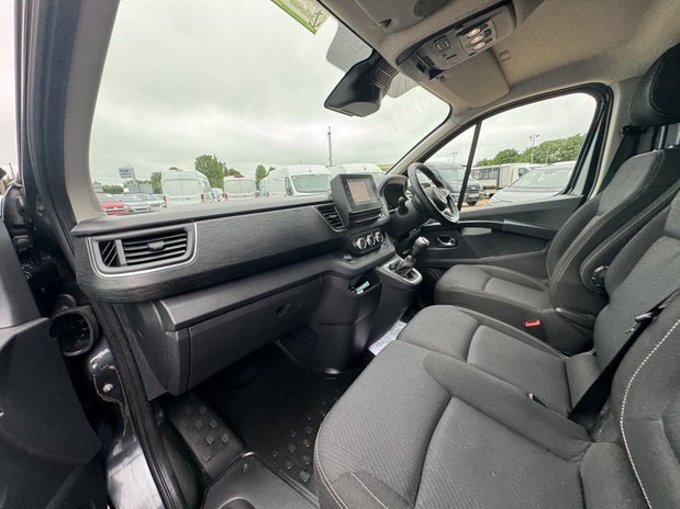 Nissan Primastar LWB L2H1 [SOLD MT] Low Roof Tekna Air Con Alloys Cam Nav Sensors EURO 6 12