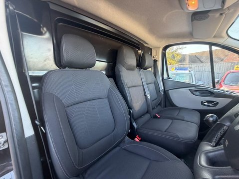 Renault Trafic 1.6 dCi 27 Sport Nav SWB Standard Roof Euro 6 5dr 17