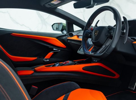 Lamborghini Revuelto 13