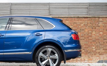 Bentley Bentayga V8 27