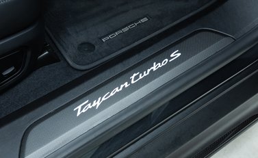 Porsche Taycan Turbo S Sport Turismo 26