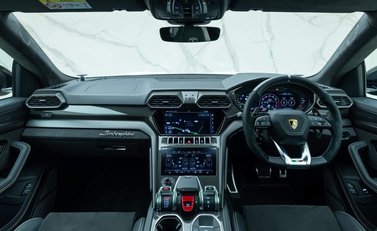 Lamborghini Urus 16