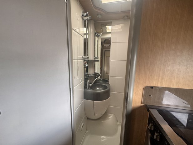 Bessacarr E 5 Berth | 4 Belts | Dinette | Rear Kitchen| Side Bathroom | Vanlux 21