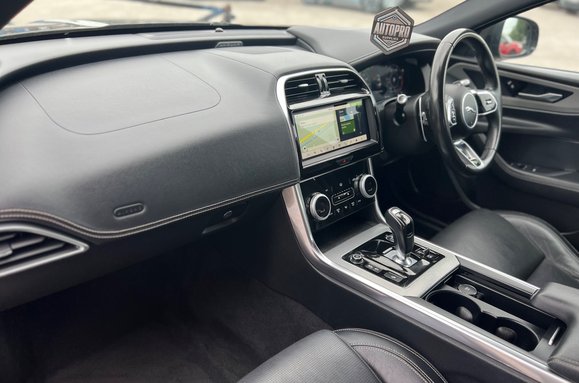 Jaguar XE R-DYNAMIC SE AUTO 29