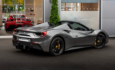 Ferrari 488 SPIDER 4
