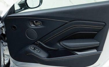 Aston Martin V12 Vantage 19