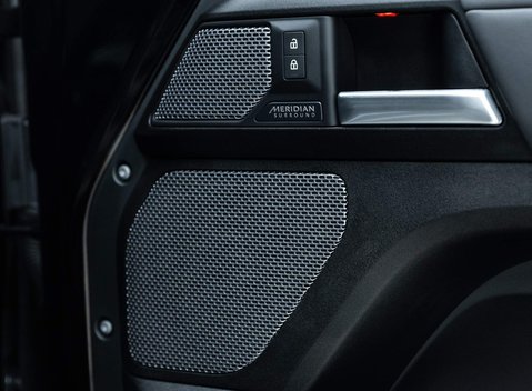 Land Rover Defender 90 V8 Bond Edition 23