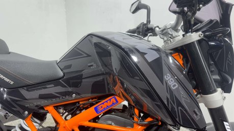 KTM 390 DUKE 2014 FULL HISTORY ONLY 5K VERY CLEAN A2 READY NAKED BIKE 390CC 31