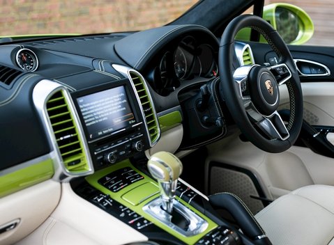 Porsche Cayenne Turbo S 16