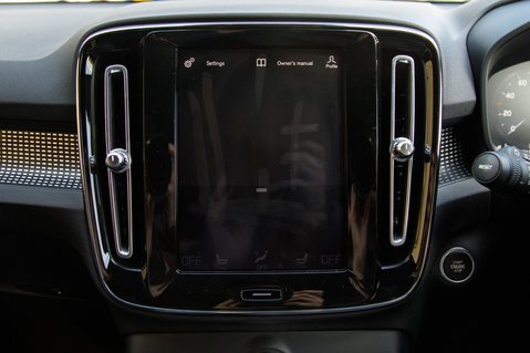 Volvo XC40 B4 R-DESIGN PRO AWD MHEV 25