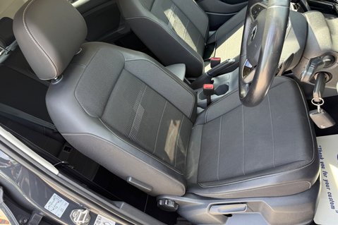 Volkswagen T-Cross SE TSI DSG - ONE OWNER - APPLE CAR PLAY - PARKING SENSORS- FULL SERVICE HIS 31