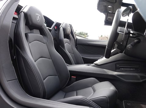 Lamborghini Aventador LP 700-4 Roadster 10