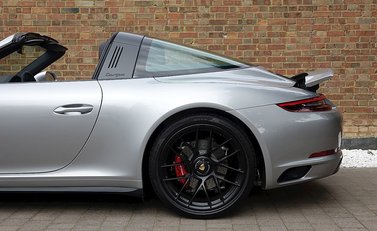 Porsche 911 (991) Targa 4 GTS 16