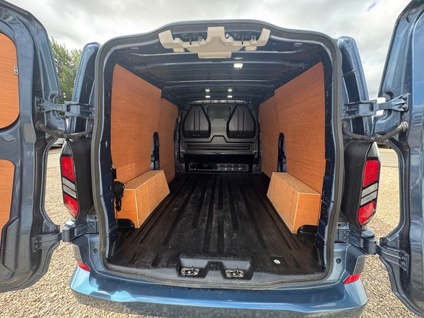 Ford Transit Custom SWB L1H1 Low Roof Limited 300 Air Con Alloys Camera Sensors EURO 6 9