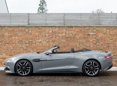 Aston Martin Vanquish Volante 2
