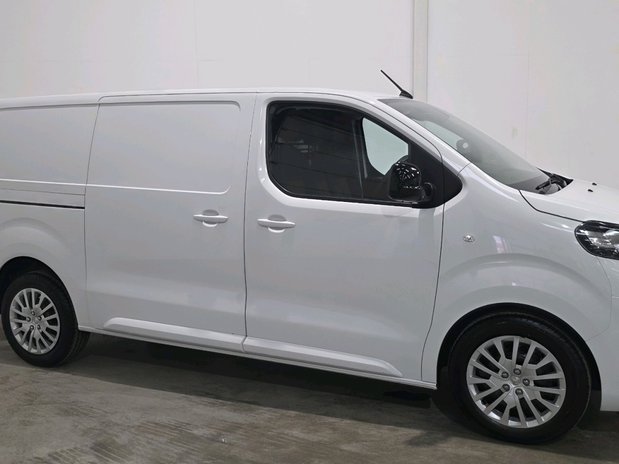 Vauxhall Vivaro VIVARO L2 DIESEL 3100 2.0d 145PS Pro H1 Van 3