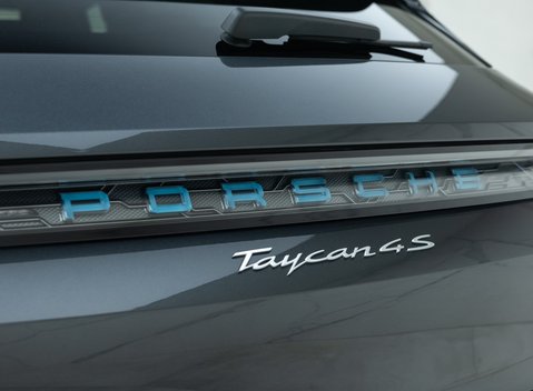 Porsche Taycan 4S Cross Turismo 32