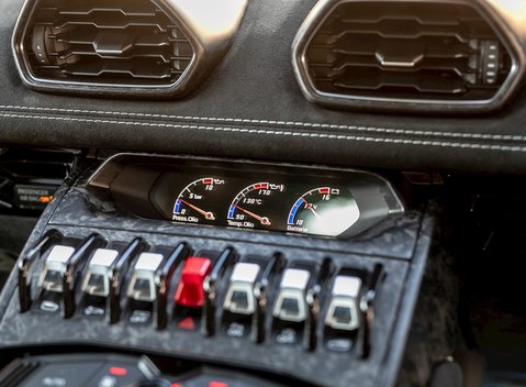 Lamborghini Huracan LP640-4 Performante 17