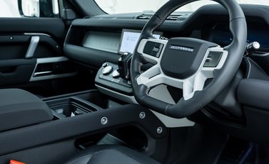 Land Rover Defender 90 D250 X-Dynamic SE URBAN 10