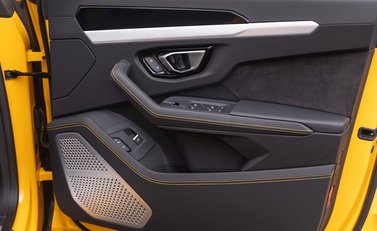 Lamborghini Urus 24