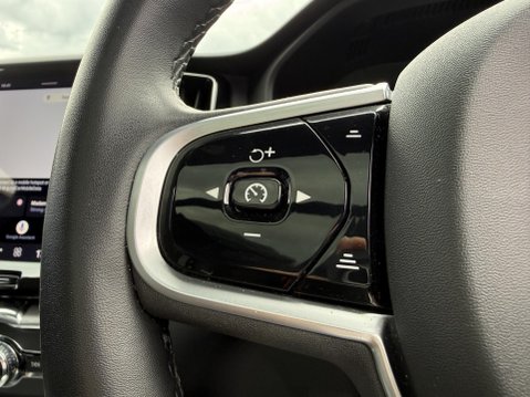 Volvo XC60 2.0 B5 MHEV R-Design SUV 5dr Petrol Hybrid Auto AWD Euro 6 (s/s) (250 ps) 37