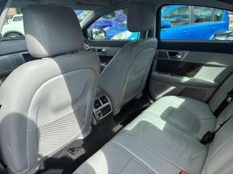 Jaguar XF 2.2d Premium Luxury Saloon 4dr Diesel Auto Euro 5 (s/s) (190 ps) 14