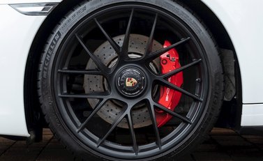 Porsche 911 Carrera GTS (991.2) 10
