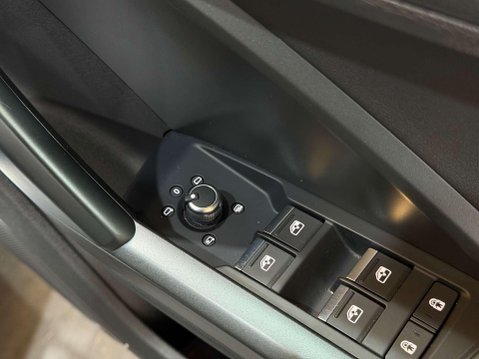 Audi Q3 2.0 TDI 35 S line SUV 5dr Diesel S Tronic Euro 6 (s/s) (150 ps) 37