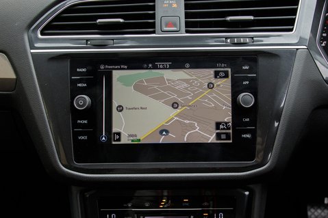 Volkswagen Tiguan Allspace LIFE TSI DSG 29