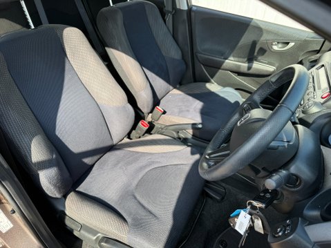 Honda Jazz I-VTEC ES PLUS AUTO 12