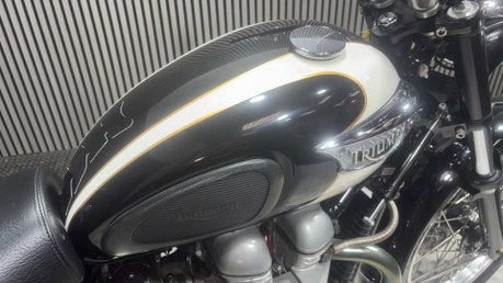 Triumph Bonneville 2004 ONLY 14K LONG MOT TOP BOX VERY CLEAN MODERN RETRO 790 49