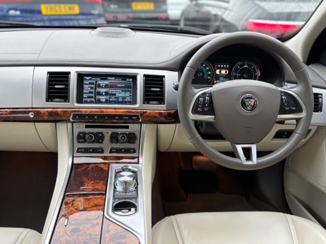 Jaguar XF 3.0d V6 Premium Luxury Saloon 4dr Diesel Auto Euro 5 (s/s) (240 ps) 3