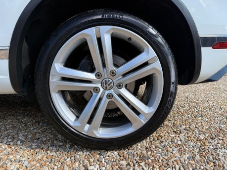 Volkswagen Touareg 3.0 TDI V6 BlueMotion Tech R-Line Plus SUV 5dr Diesel Tiptronic 4WD Euro 6 14