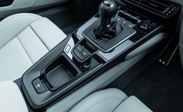 Porsche 911 Carrera GTS (992) 19