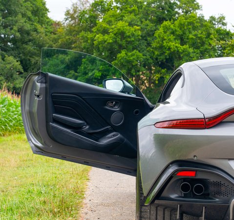 Aston Martin Vantage V8 1