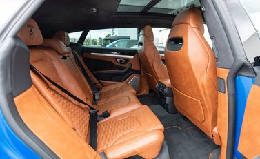 Lamborghini Urus 16