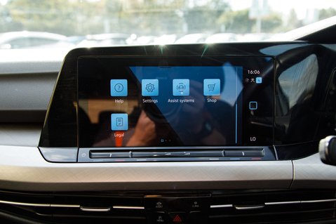 Volkswagen Golf LIFE TSI 30