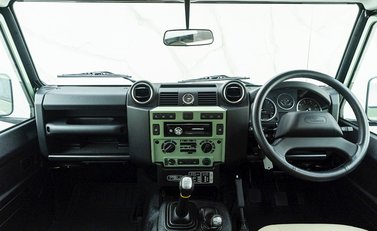 Land Rover Defender 110 Heritage 17