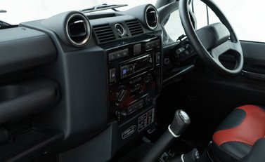 Land Rover Defender 90 Adventure 16