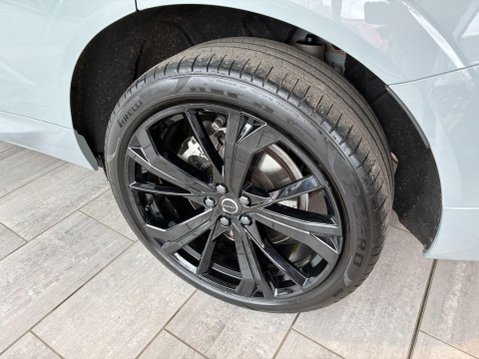 Volvo XC60 2.0 B5 MHEV Plus Black Edition Auto AWD Euro 6 (s/s) 5dr 8
