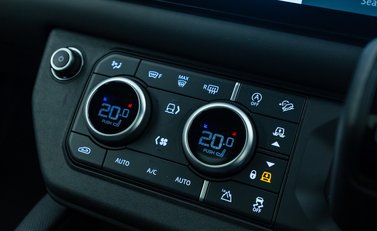 Land Rover Defender 90 V8 P525 21