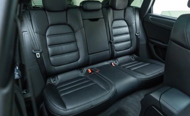 Porsche Macan TURBO 16